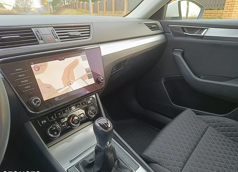 Skoda Superb cena 87700 przebieg: 121000, rok produkcji 2019 z Toruń małe 781